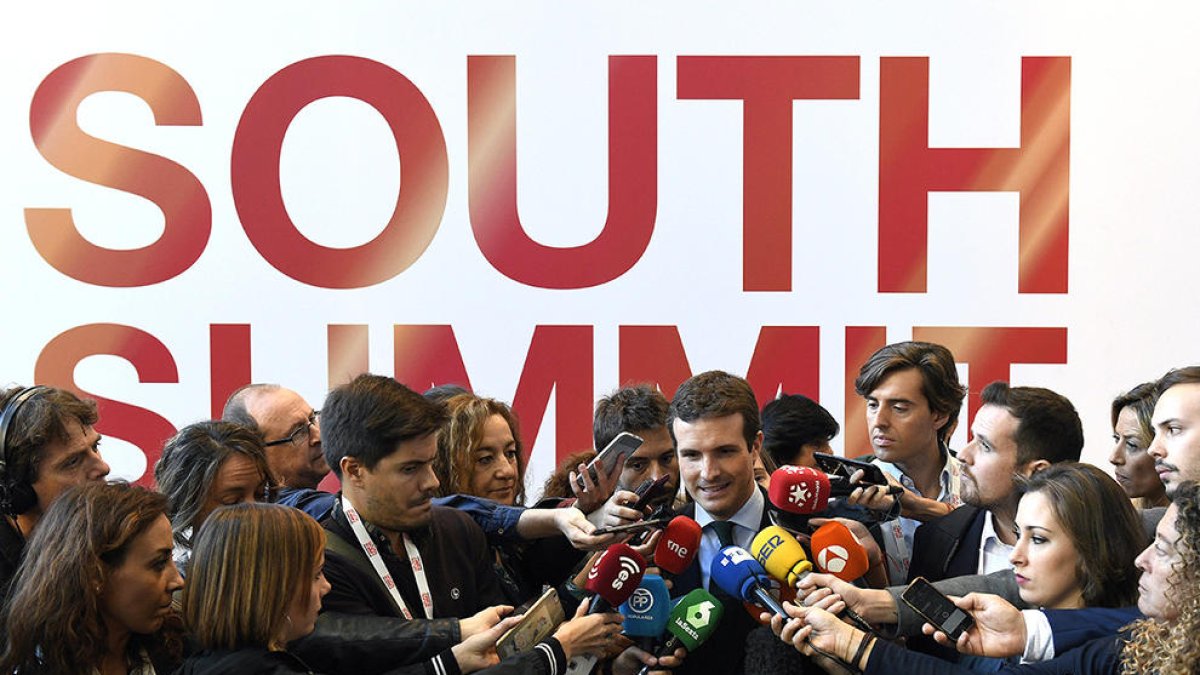 El lídeo del PP, Pablo Casado, haciendo declaraciones durante el South Summit 2018.