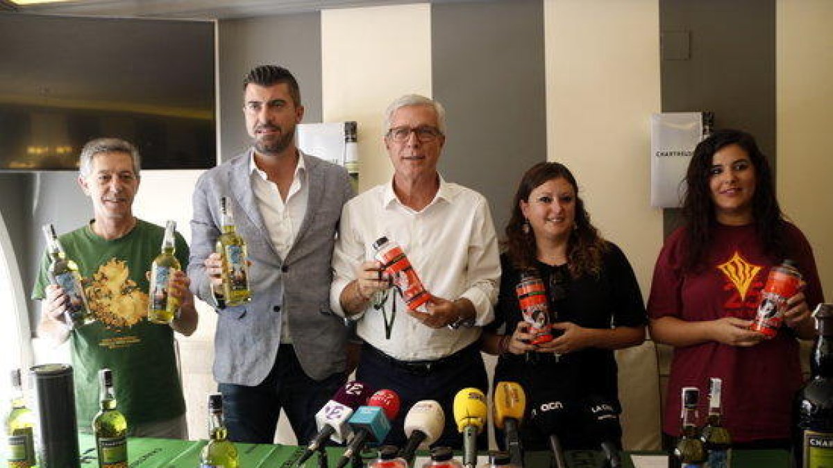 El alcalde de Tarragona, Josep Fèlix Ballesteros, en una fotografía de familia durante la presentación del barrilete de las fiestas 2018 y la nueva edición de la botella de Chartreuse de Santa Tecla.
