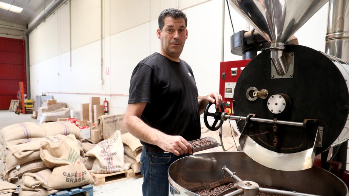 La màquina de torrar cafè del Joan Serrat és una rèplica actualitzada d'un aparell dels anys 40.