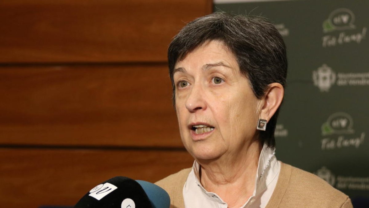 La delegada del gobierno español en Cataluña, Teresa Cunillera, atendiendo los medios de comunicación en una visita el Vendrell.