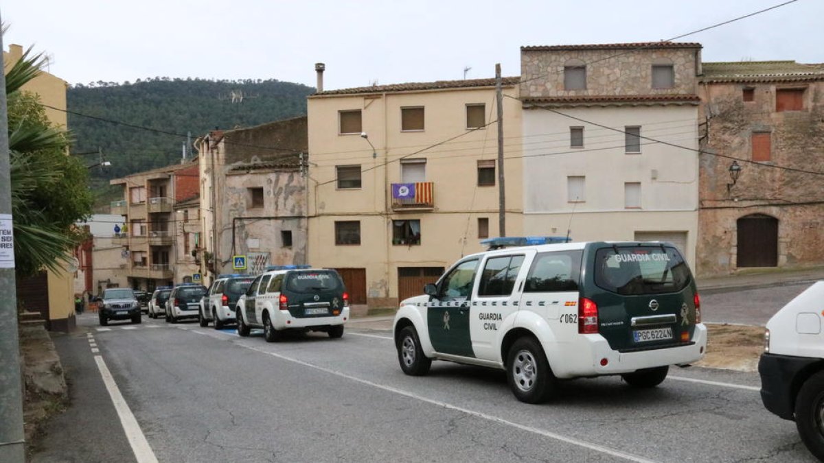 Vehículos de la Guardia Civil, pasando por Cabra del Camp, el pasado 1 de octubre de 2017.