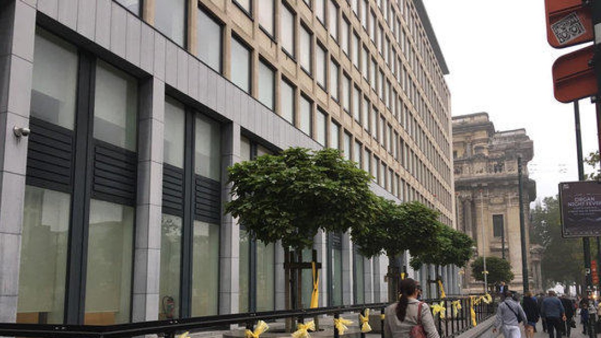 Llaços grocs a l'edifici dels jutjats de primera instància de casos civils a Brussel·les, el mateix dia en què estava citat el jutge Pablo Llarena.