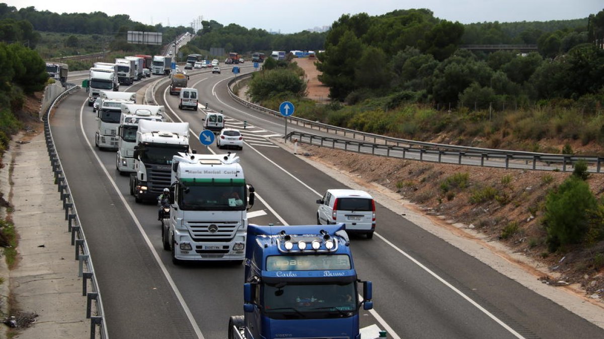 Camiones durante la marcha lenta en l'N-340 dirección en la entrada del AP7 en Altafulla el pasado 11 de octubre.