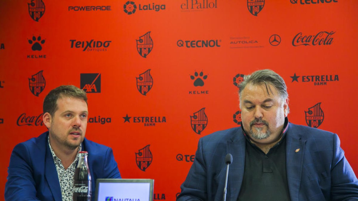 Clifton Onolfo, a la derecha, en la sala de prensa del CF Reus, acompañado de su intérprete, diferente al que tenía antes.