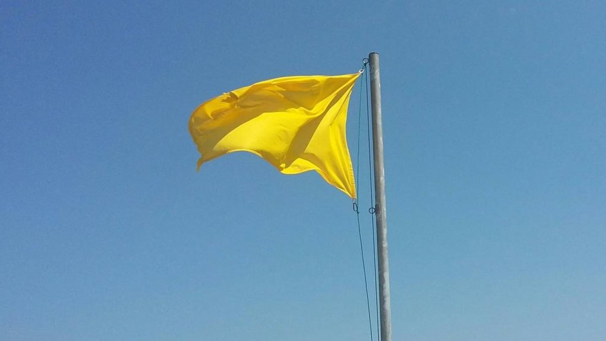 Una bandera amarilla