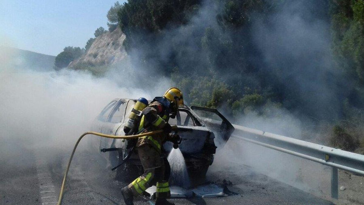 Un bomber treballant en l'extinció de l'incendi.