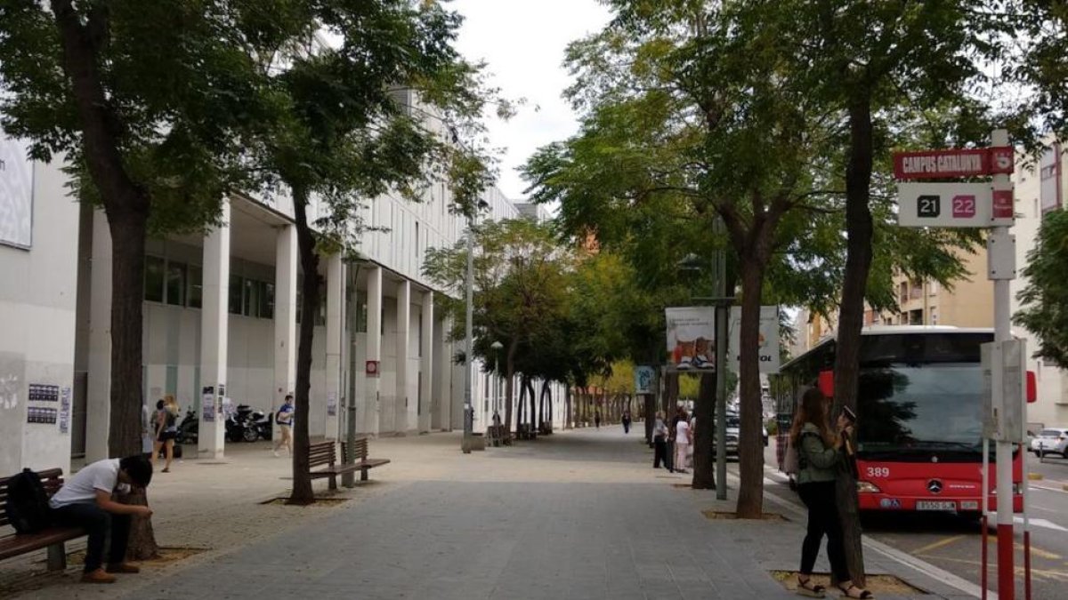 Un autobús aturat davant el Campus Catalunya.