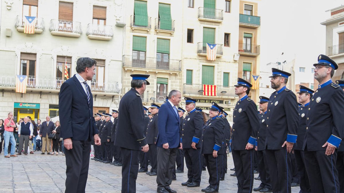 L'alcalde passa revista al cos policial, en una imatge d'arxiu.