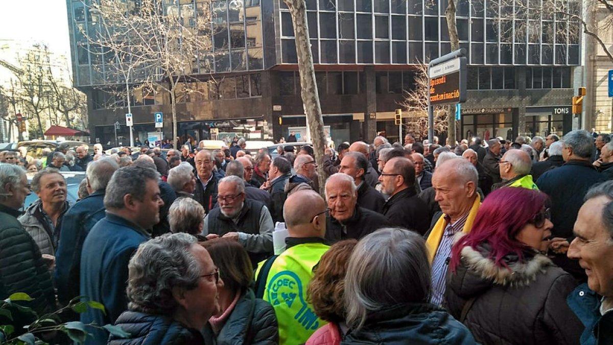 Pla general de la concentració de jubilats d'Endesa davant el Consolat italià a Barcelona.