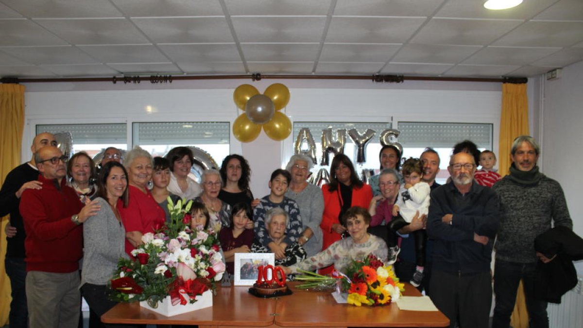 Foto de familia del acto de celebración de los 100 años de Maria Fidalgo.