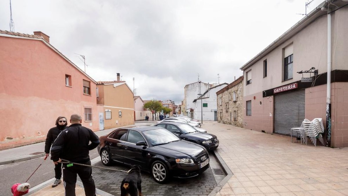 Imatge del carrer on els agents van trobar a la víctima.