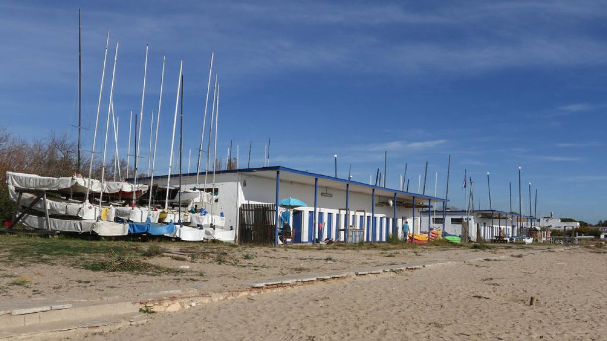 Las instalaciones del Club de Vela de la Platja Llarga se encuentran junto a los restaurantes Tòful de Mar y el Iot.