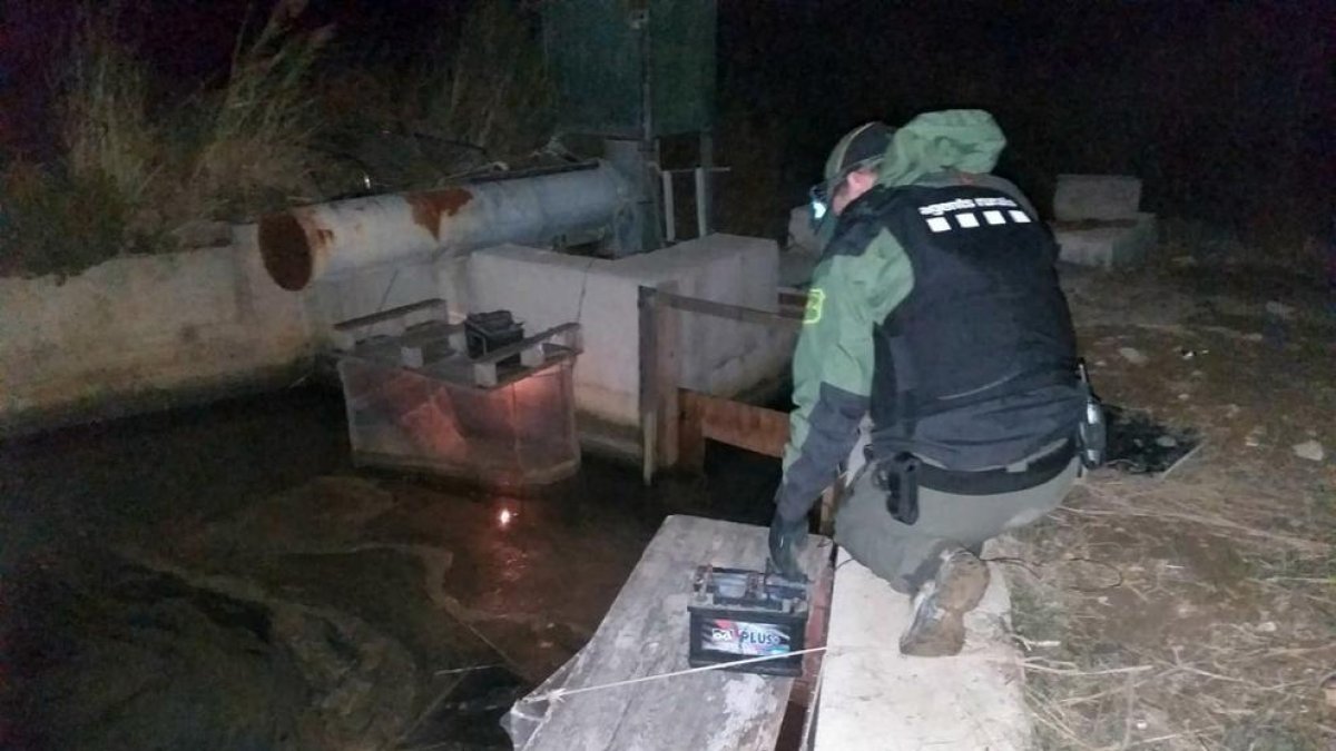 Un agente inspeccionando los puntos de pesca de la angula.