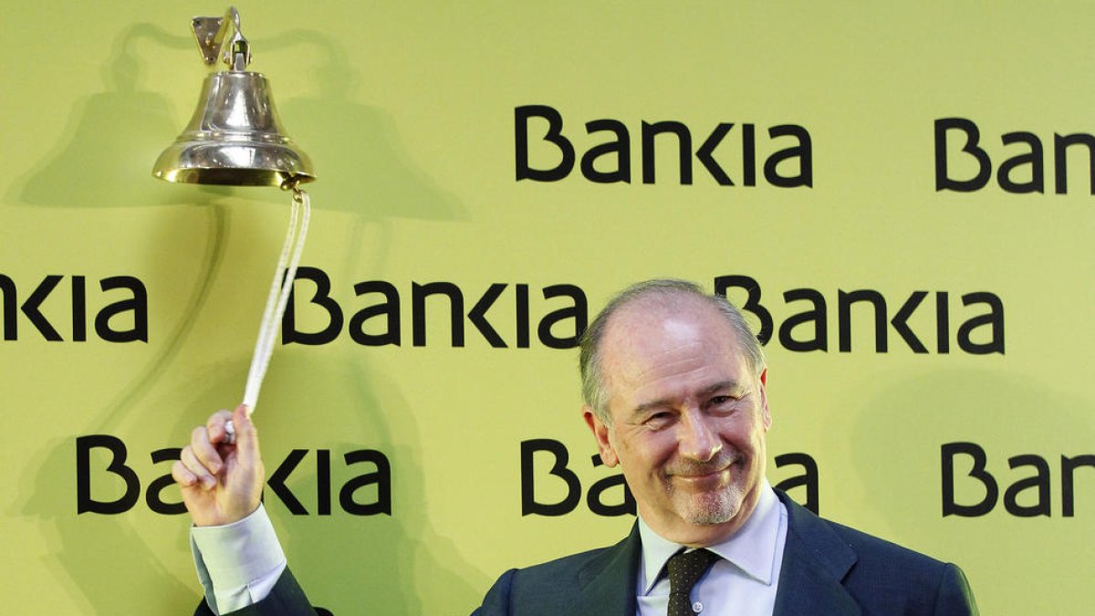 Rodrigo Rato hace sonar una campana durante el debut en bolsa de Bankia, en Madrid.