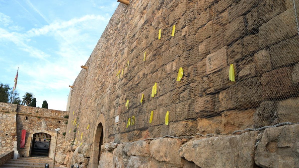 Els llaços grocs penjats a la Muralla de Tarragona, aquest cap de setmana.