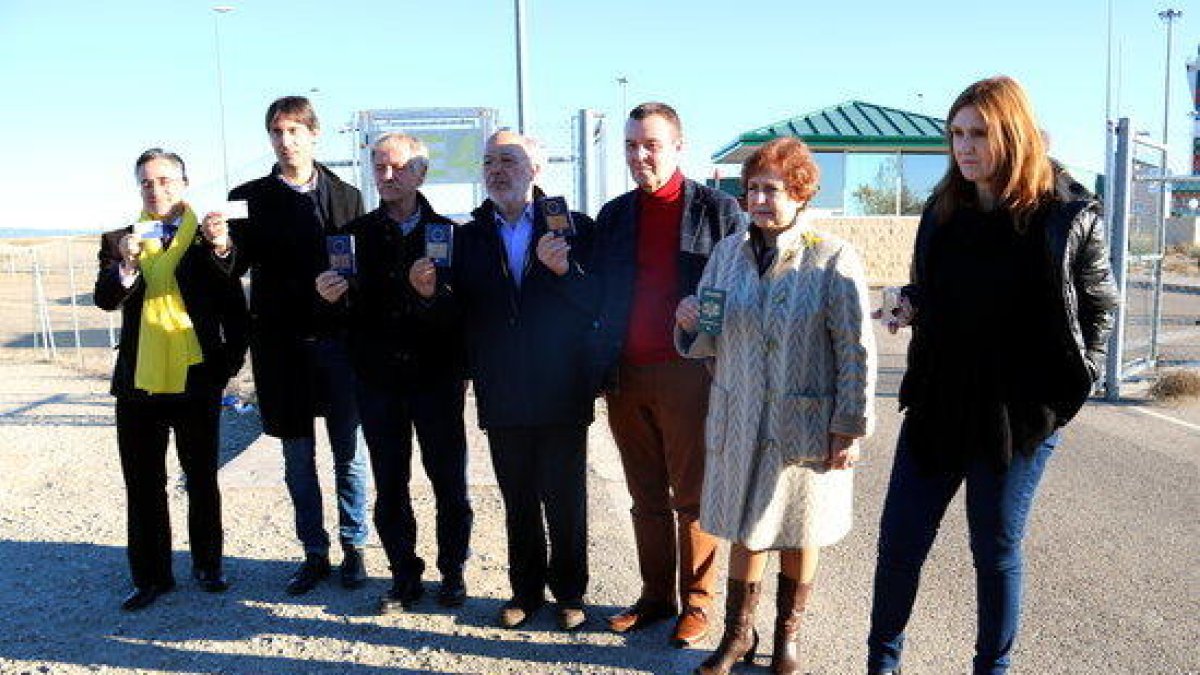 Los siete eurodiputados en las puertas de Estremera mostrando pasaportes y credenciales de parlamentarios europeos.