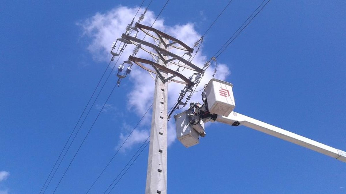 Instal·lació de proteccions en una torre elèctrica que Endesa folra per protegir l'avifauna als termes municipals de Cornudella de Montsant i Ulldemolins (Priorat). Imatge publicada el 30 de maig del 2018