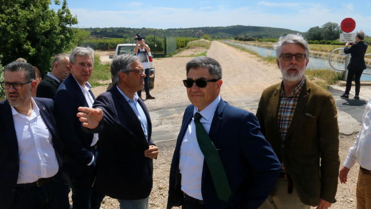 El presidente del Consell, Dani Andreu, y el delegado de patrimonio y urbanismo en Cataluña y Aragón de Adif, Juan Manuel de las Heras, con el trazado de la futura vía verde.