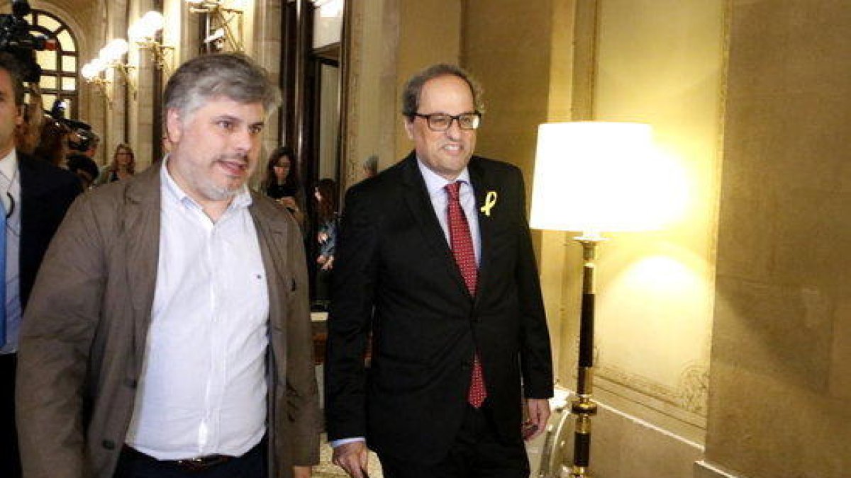 El president de la Generalitat, Quim Torra, i el diputat, Albert Batet, arribant a la reunió amb els diputats de JxCat, el 30 de maig de 2018.