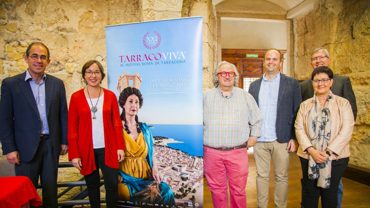 Els impulsors de Tarraco Viva amb el cartell de la 21 edició del certamen.