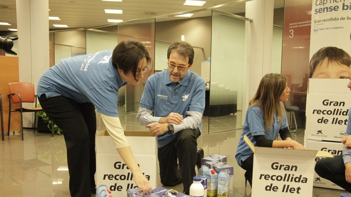 Els voluntaris durant la recollida de llet.