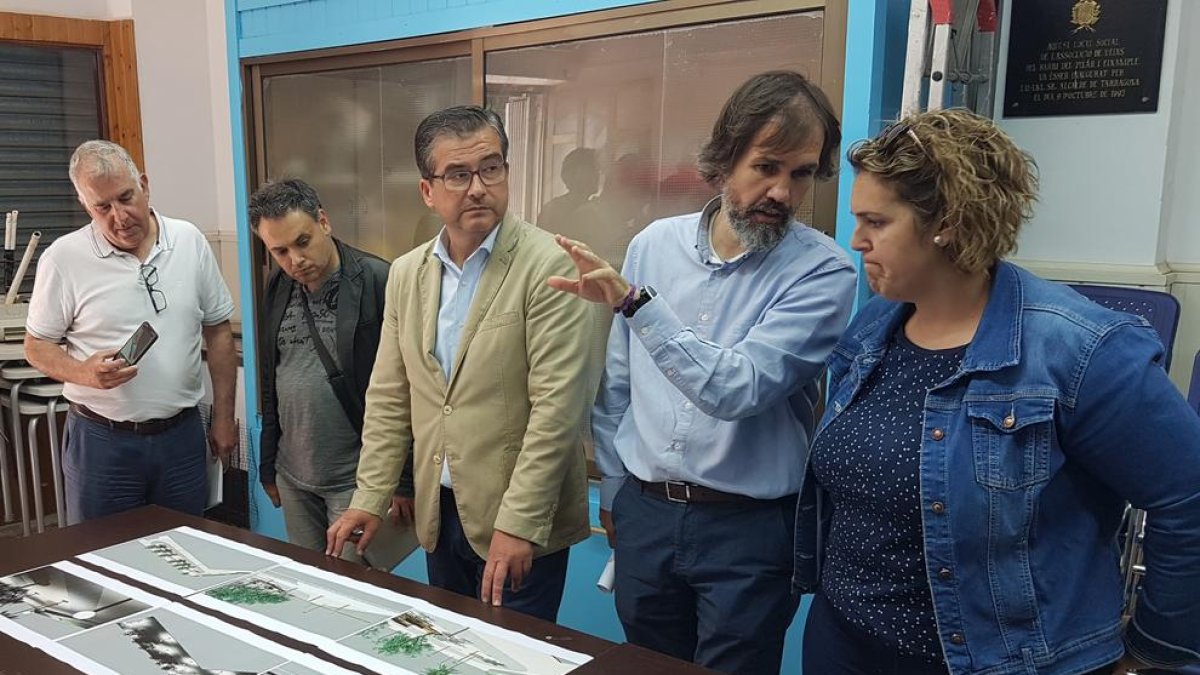 El conseller José Luis Martín amb Cristina Berrio i la resta de la junta de l'associació de veïns.