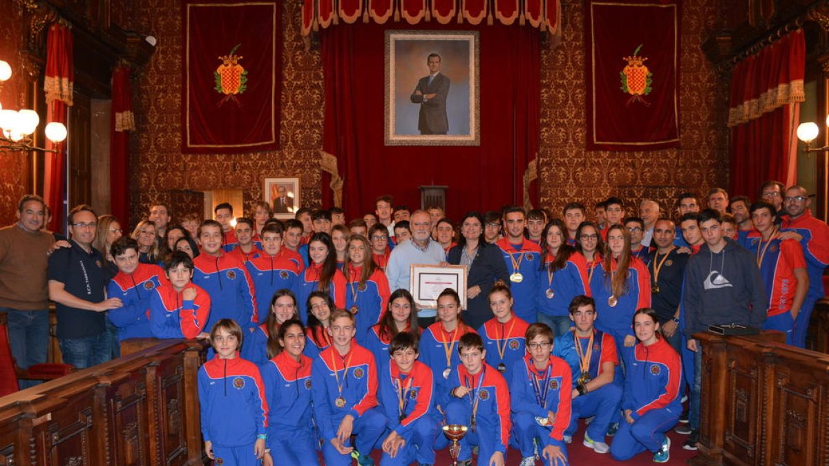 La consellera d'Esports ha rebut a la secció de rem del Reial Club Nàutic de Tarragona a l'Ajuntament.