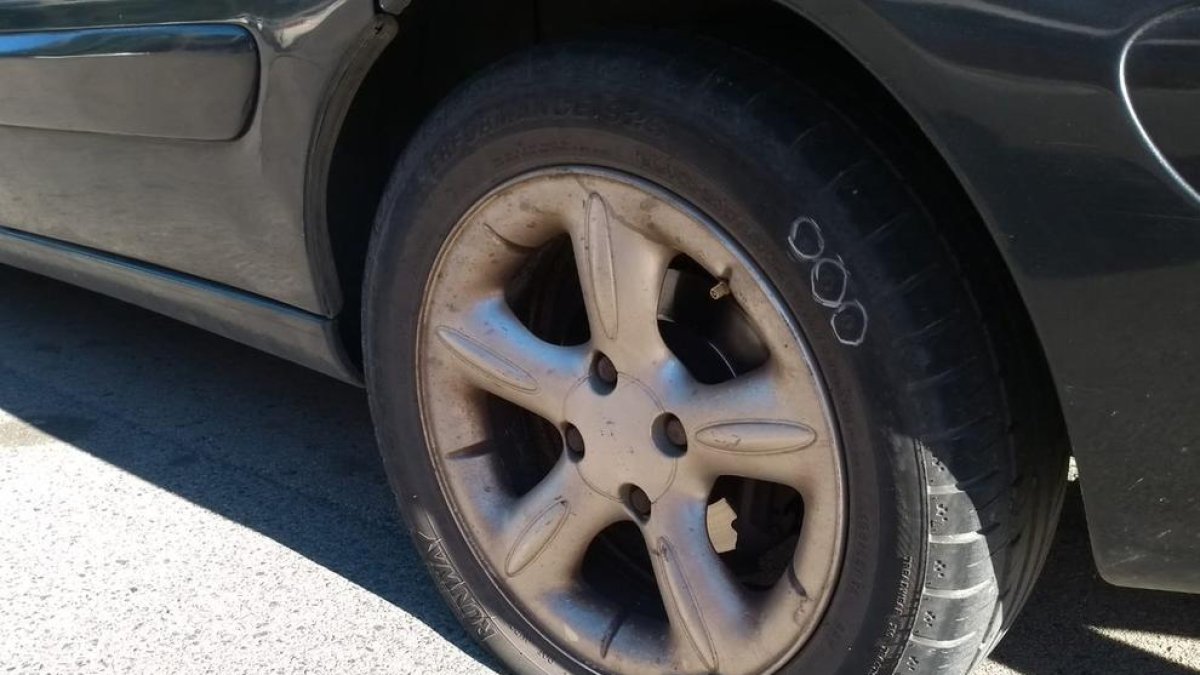 Imagen de la rueda pinchada del vehículo del coordinador de Cs en Riudoms.