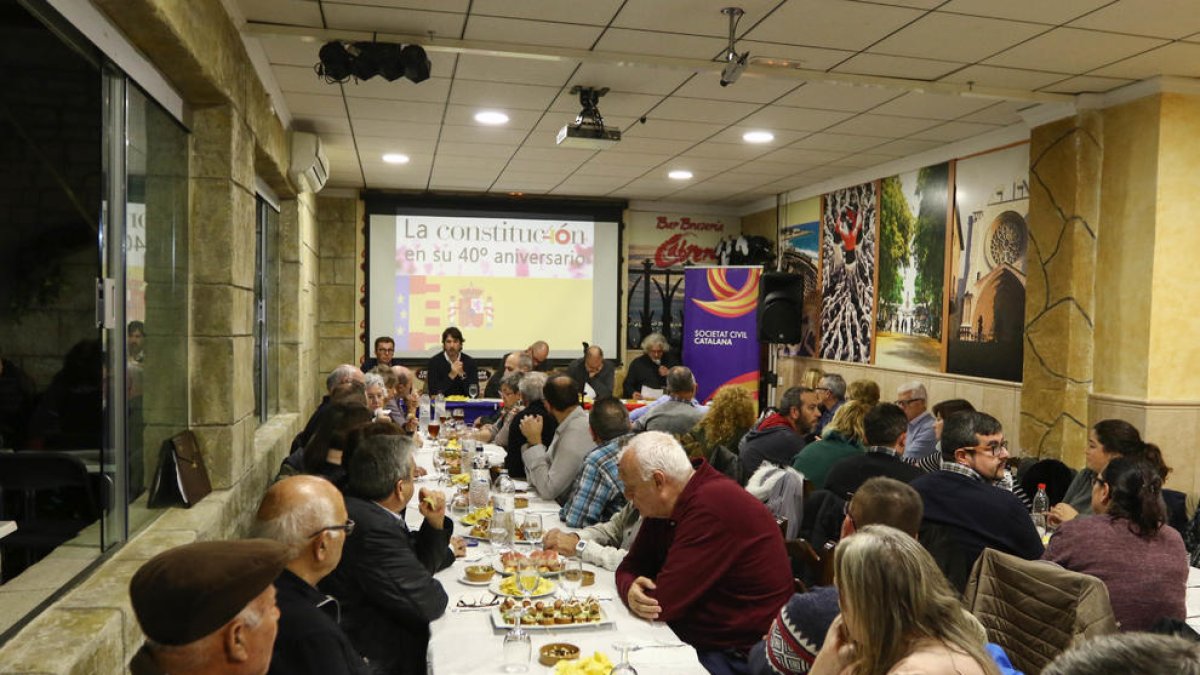 Prop de vuitanta persones s'han citat a la Braseria Cabrera per seguir l'acte de SCC.