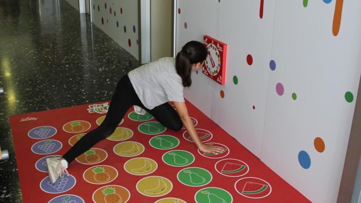 Imagen de una niña jugando a la nueva zona de juegos del CAP Rambla Nova.