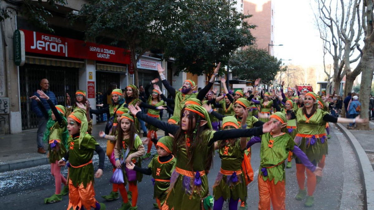 Imagen de los miembros de una de las comparsas que participan en el desfile de lucimiento del carnaval de Reus.