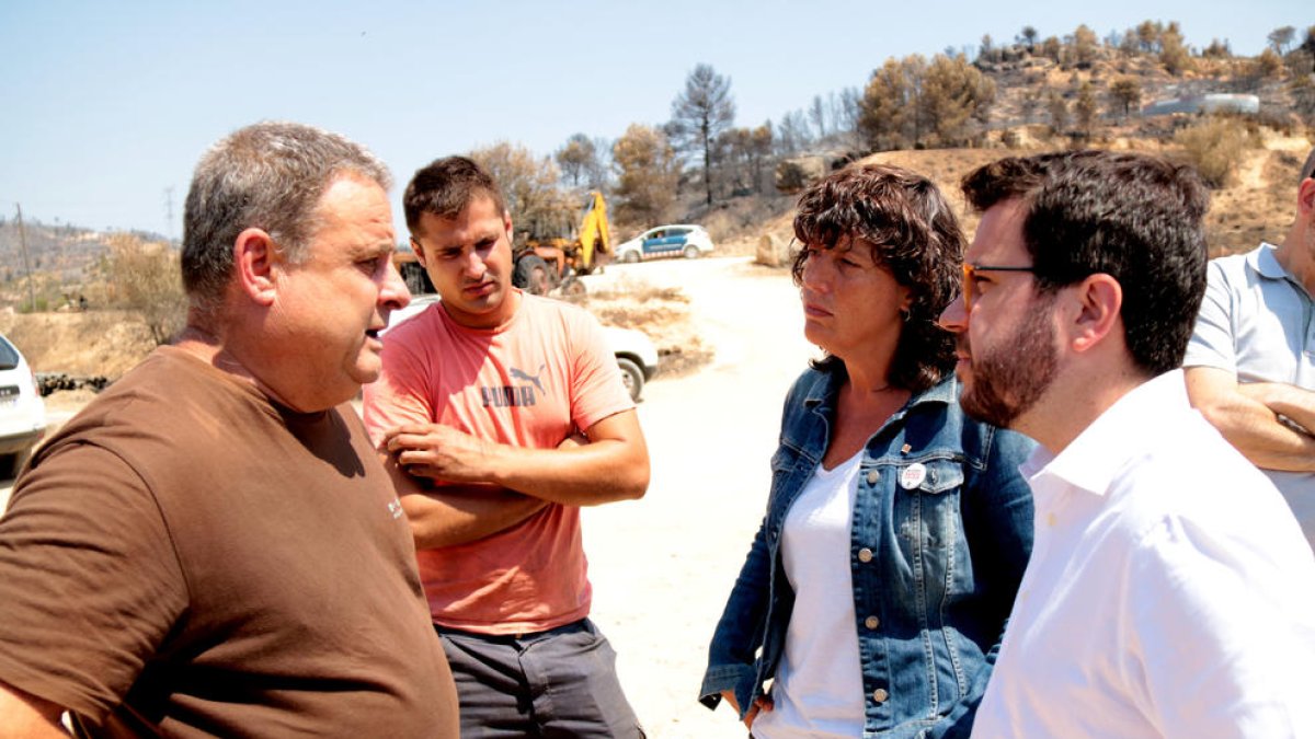 El vicepresident, Pere Aragonès, i la consellera d'Agricultura, Teresa Jordà, conversant amb el propietari de la granja de la Torre de l'Espanyol.