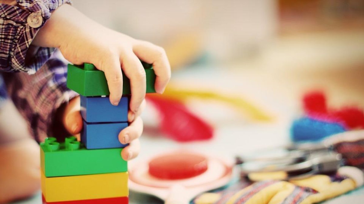 Imagen de un niño jugando con bloques de construcción.