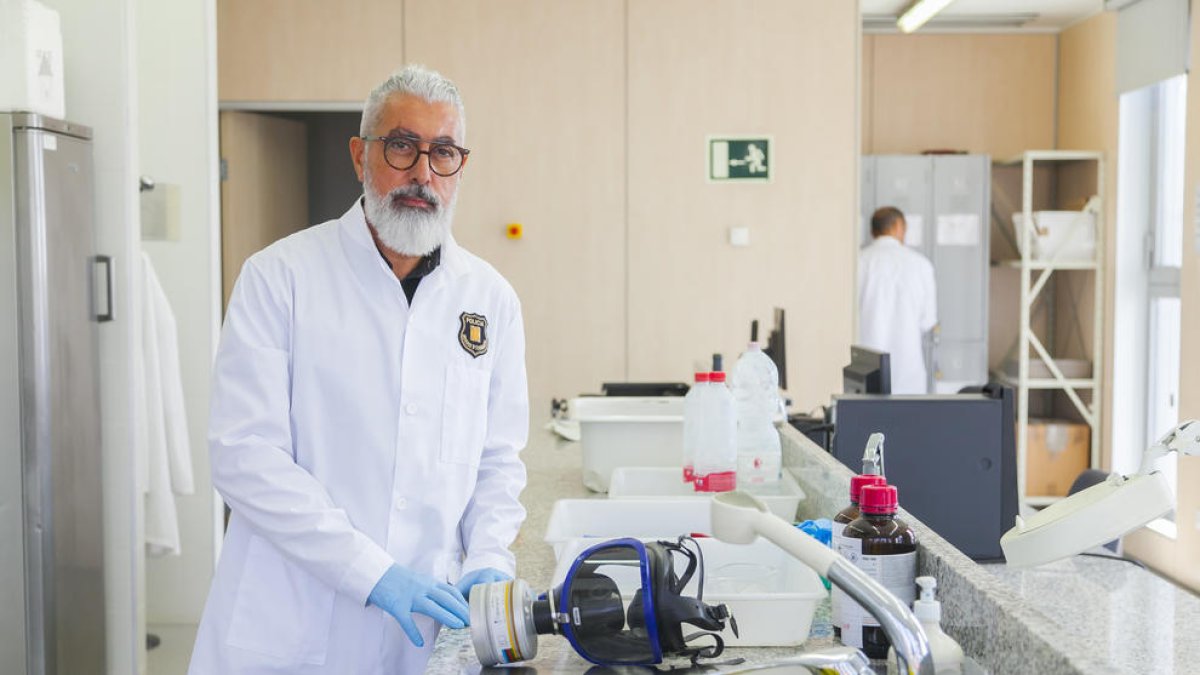 El responsable de la Policia Científica de la Regió Policial del Camp de Tarragona, Josep Dávila, ahir al laboratori de la comissaria de Campclar, on realitzen procediments per trobar empremtes.