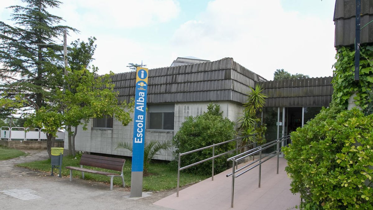 L'entrada a l'escola, ubicada al passeig de la Boca de la Mina.