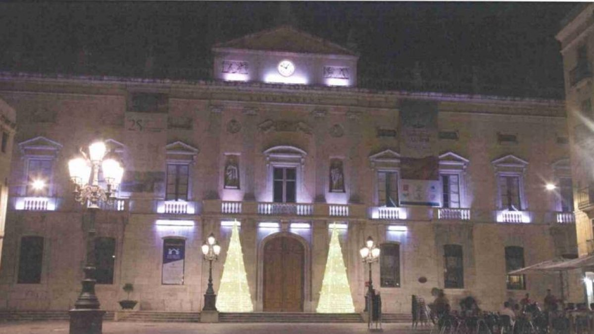 Imatge simualada dels arbres de Nadal cònics que es col·locaran a les escales de l'Ajuntament.