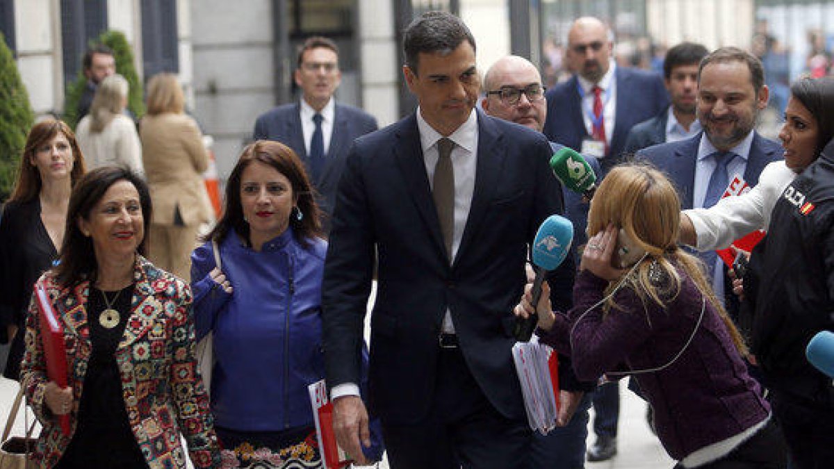 El secretari general del PSOE, Pedro Sánchez, arriba al Congrés dels Diputats acompanyat de la portaveu, Margarita Robles, entre d'altres.