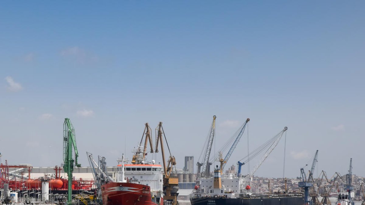 Plano abierto de dos barcos en el Port de Tarragona.