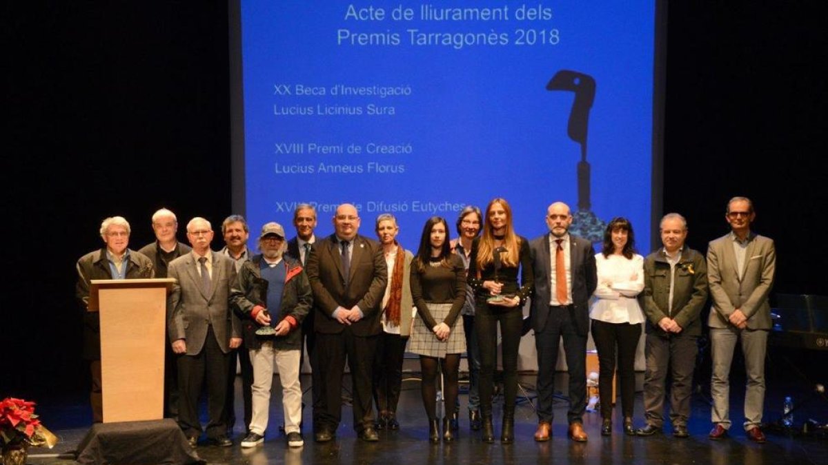Imatge de família dels premiats i els representants de les institucions.