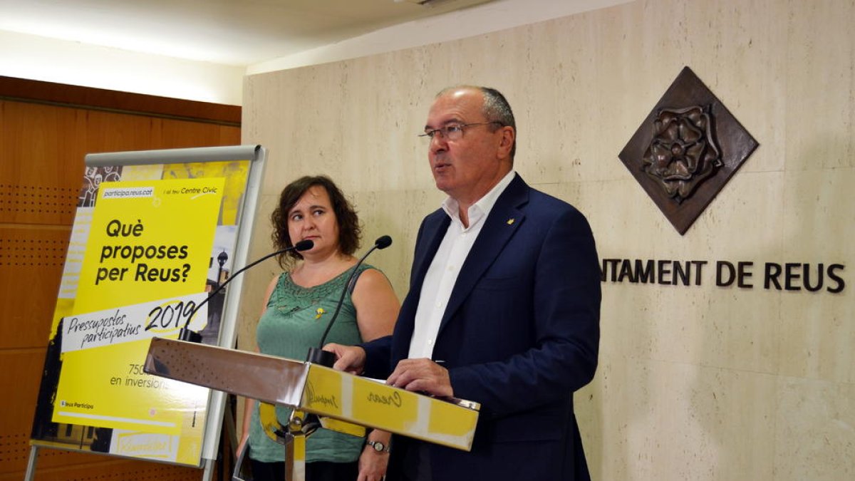 L'alcalde de Reus, Carles Pellicer, i la regidora Montserrat Flores, durant la presentació dels pressupostos participatius.