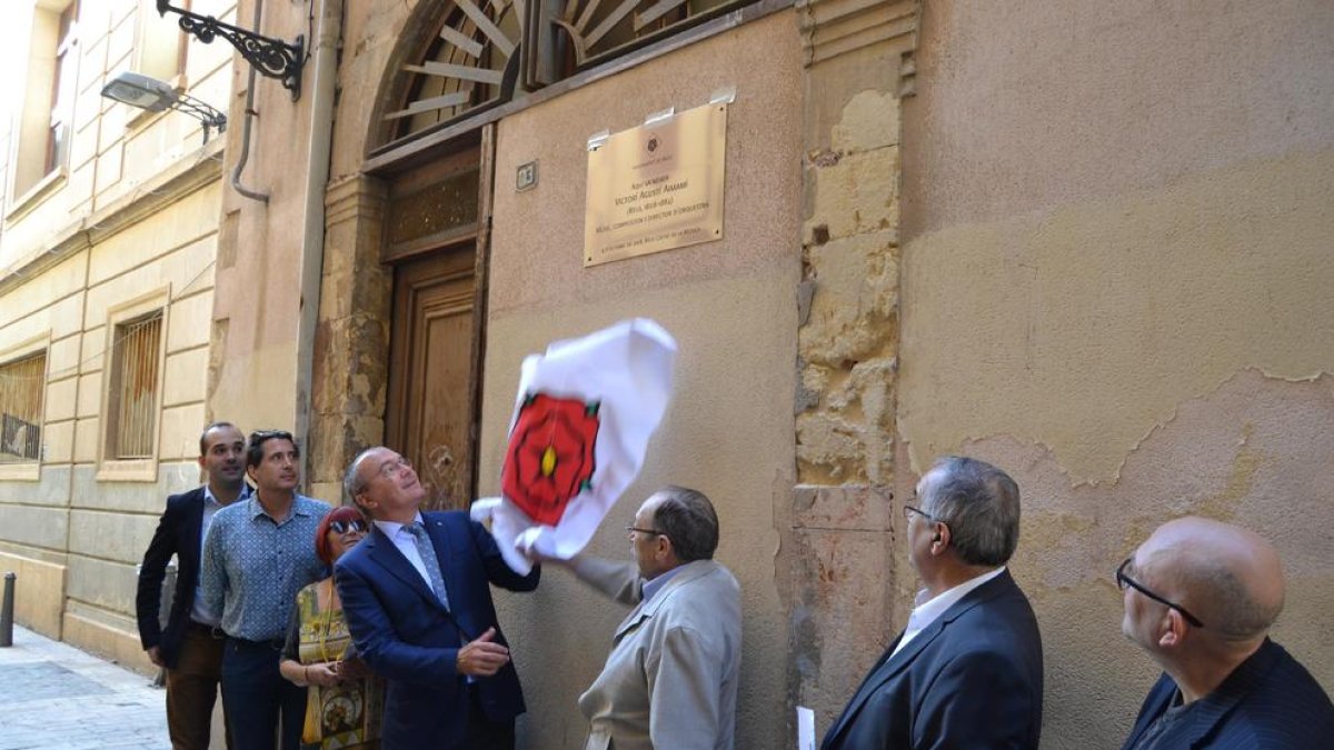 Instante en que se descubre la placa dedicada al músico y compositor Victor Agusti.