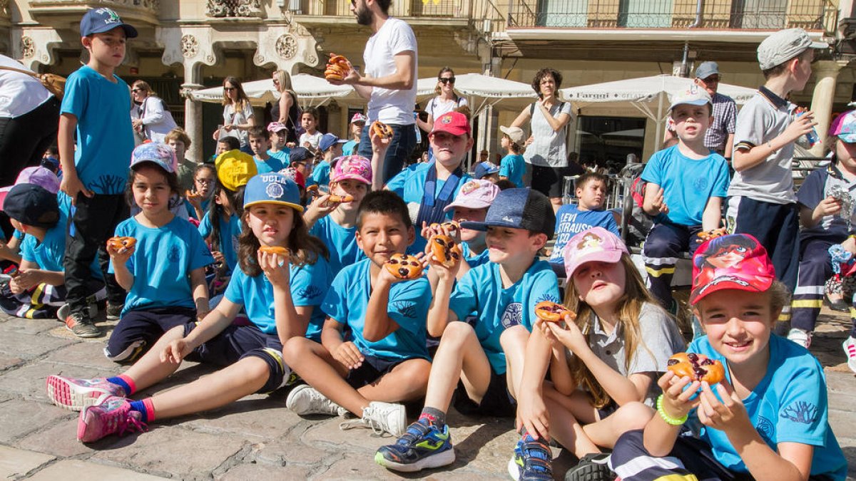 Els nens han gaudit de la tradicional coca amb cireres.