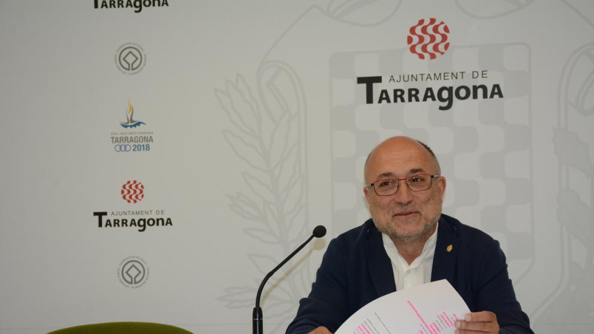 El concejal de Educación de Tarragona, Francesc Roca, ha explicado las inversiones que se realizarán en los diversos centros educativos.