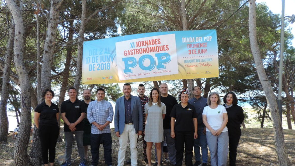 Foto de família dels restaurants participants amb l'alcalde Fran Morancho i la regidora de Turisme Yolanda Pérez.