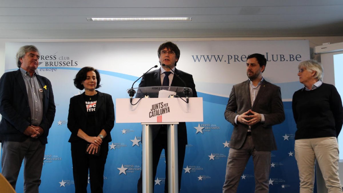 Los candidatos de JxCAT a las elecciones europeas Carles Puigdemont, Toni Comín, Clara Ponsatí, Gorka Knör y Erika Casajoana en Bruselas.