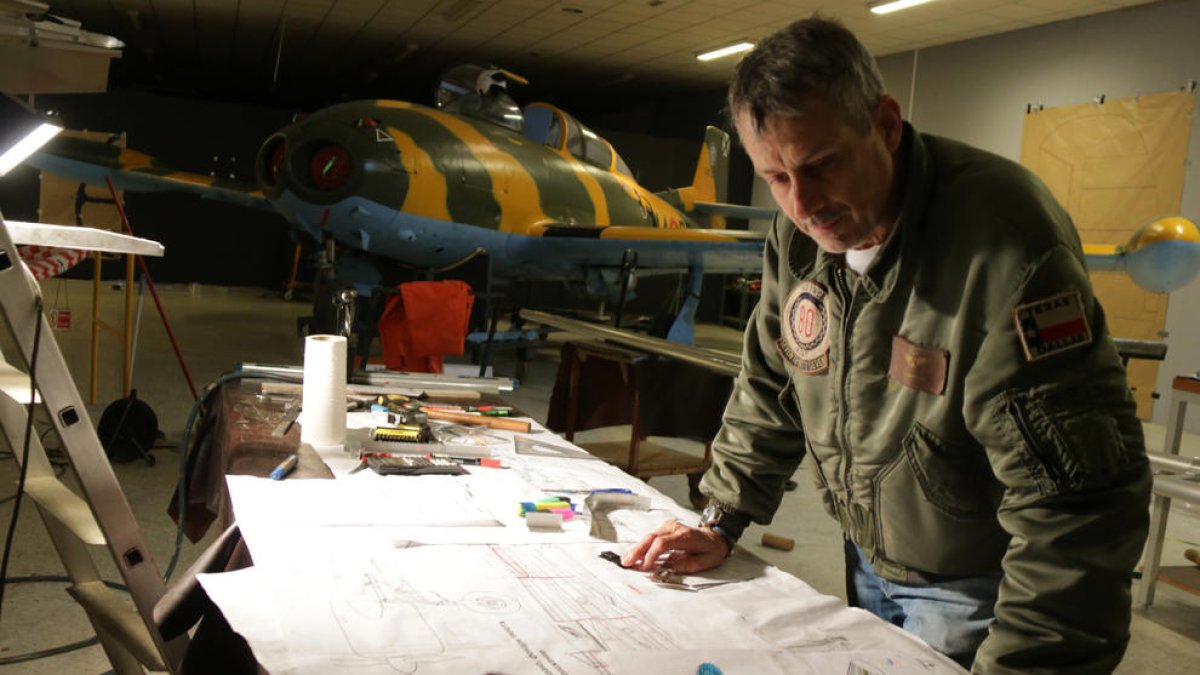 El presidente de la Associació del Camp d'Aviació de la Sénia, José Ramon Bellaubí, supervisando diseños.