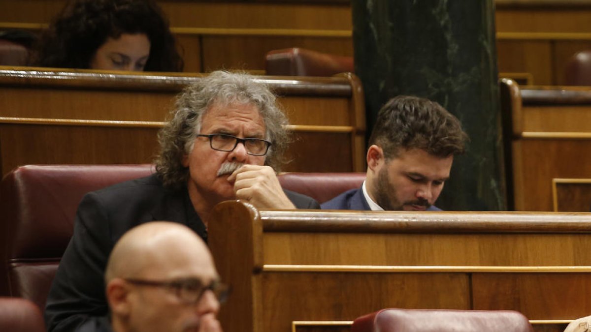 Imagen de los diputados republicanos Joan Tardà y Gabriel Rufián durante el debate de la moción de censura.