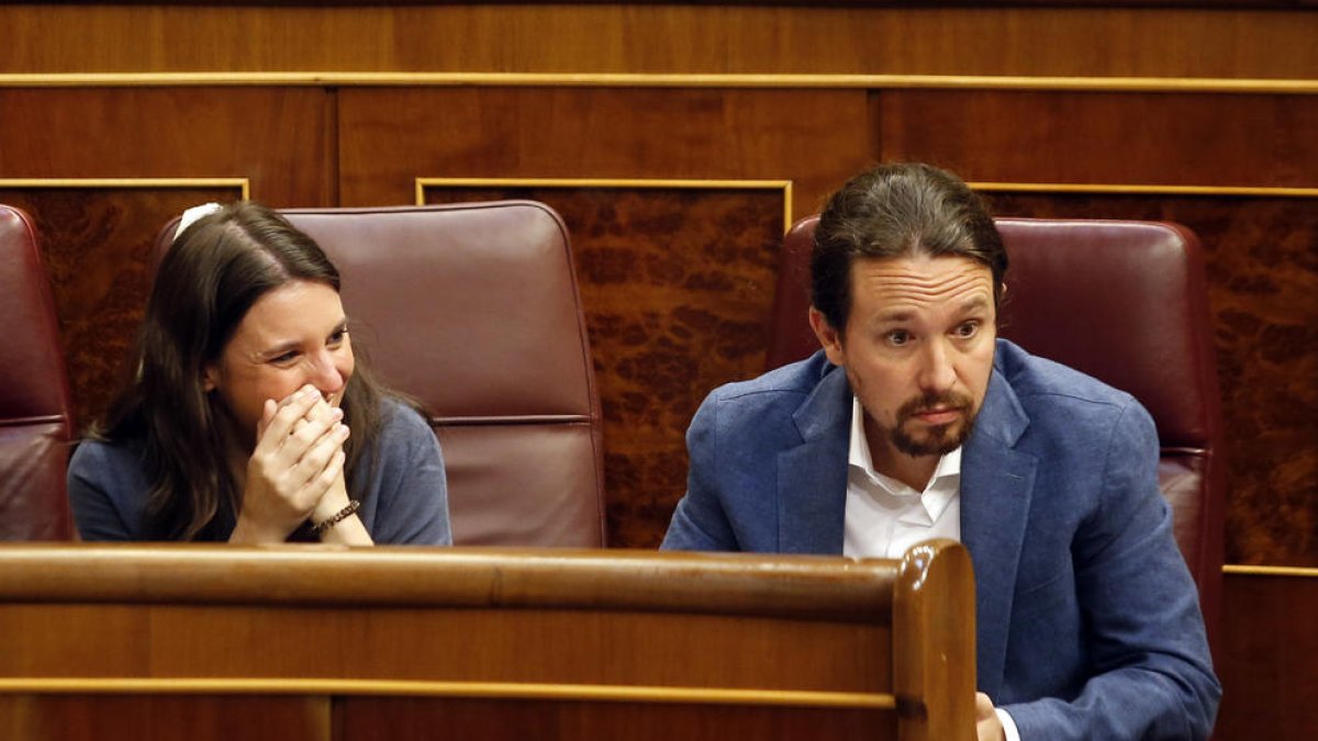 Irene Montero y Pablo Iglesias en sus escaños del Congreso de Diputados.