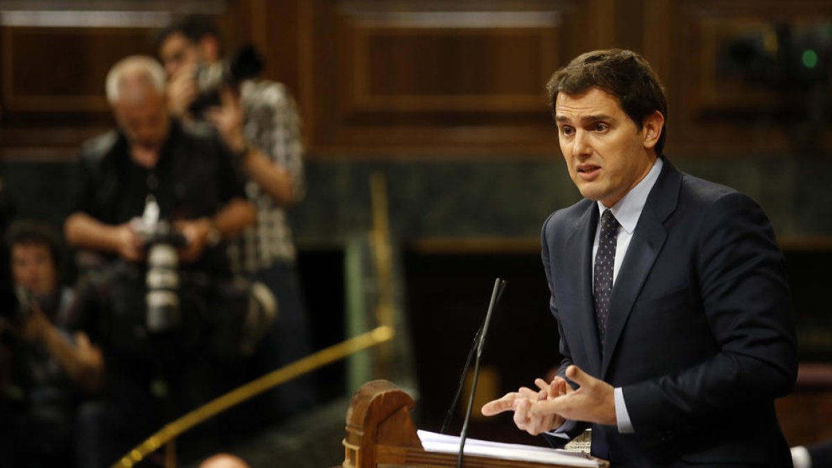 Albert Rivera gesticulant durant la seva intervenció a la moció de censura a Mariano Rajoy.