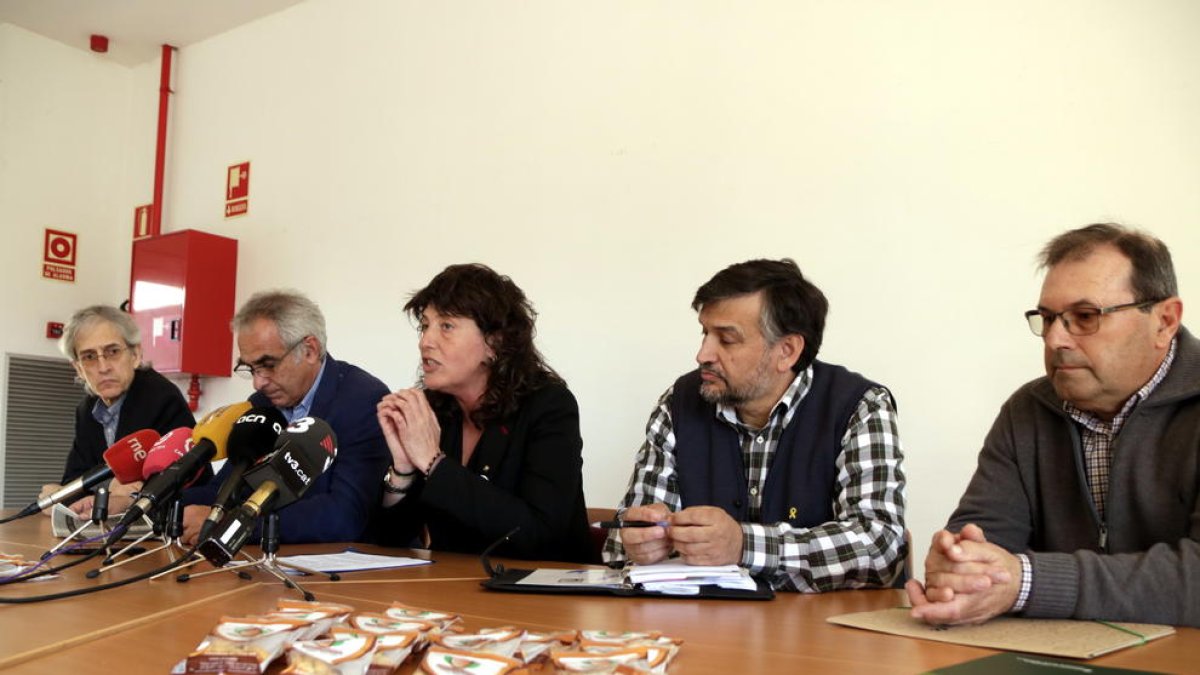 La consellera d'Agricultura, Teresa Jordà, en roda de premsa a Reus amb altres representants del Departament i del sindicat Unió de Pagesos per anunciar mesures per al sector de l'avellana.